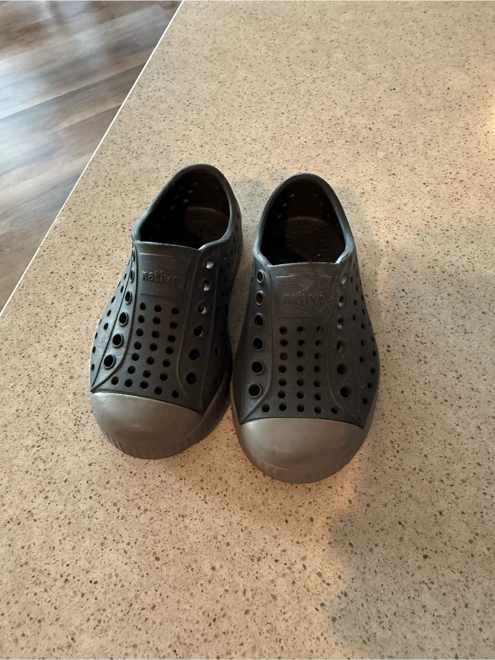 Native Kids’ Jefferson Slip-On Sandals in Charcoal and Gray Toe